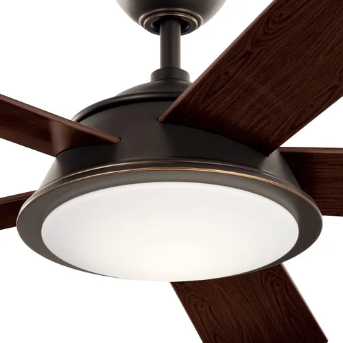Vista 3 de Kichler Verdi - Ventilador de techo LED de 56 pulgadas en cristal de ópalo grabado en bronce antiguo con nogal oscuro reversible y cuchillas