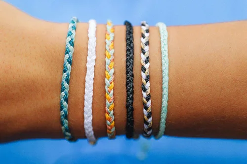 Vista 4 de Pura Vida - Mini Pulsera trenzada Brazalete chapado, banda ajustable