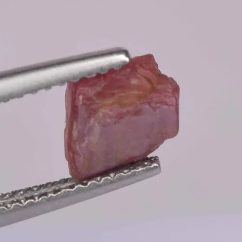Vista 2 de Piedra preciosa natural de espinela roja áspera, sin tratar de 1.80 quilates, piedra de espinela para hacer joyas, piedra áspera de espinela, Gema