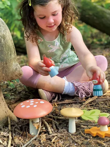 Vista 5 de Tender Leaf Toys - Familia de gnomos del bosque - Juego imaginativo de madera maciza de 8 piezas, decoración de guardería - Promueve la creatividad