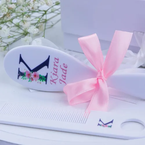 Vista 5 de Monograma floral personalizado para bebé, conjunto de cepillo y peine para niñas, regalo de bebé con monograma floral, juego de regalos para niños