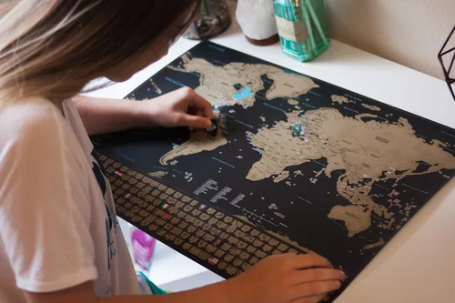 Vista 3 de Póster de mapa del mundo para raspar con los estados de Estados Unidos y las banderas de los países, haz un seguimiento de tus aventuras Incluye