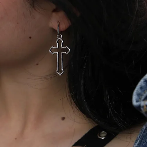 Vista 5 de Aretes colgantes de cruz - Aretes modernos y minimalistas de cruz, aleación de metal, Zinc, No es una piedra preciosa