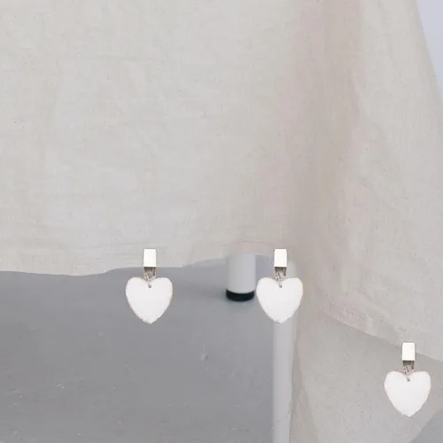 Vista 3 de Cabilock 4 piezas de clip de peso para mantel de corazón para mesas al aire libre, pesas de mantel con forma de corazón de piedra, clips de acero