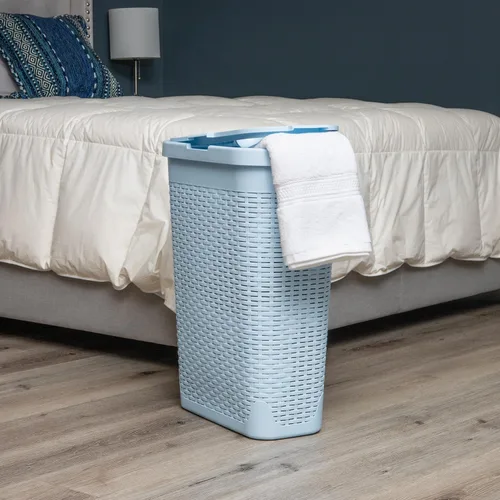Vista 2 de Mind Reader Cesta de lavandería delgada con tapa, cesta de ropa de 40 L, diseño de mimbre premium, plástico, azul bebé