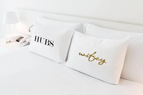 Vista 3 de Oh, Susannah Hubs Wifey - Fundas de almohada negras para parejas (2 fundas de almohada de 20 x 30 pulgadas, tamaño estándar/queen) ideal para boda