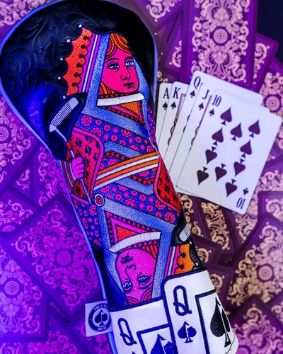 Vista 6 de Pins & Aces Fairway - Funda de cuero de primera calidad hecha a mano – Ace of Spades y cierre magnético, cubierta para palos de golf de calidad