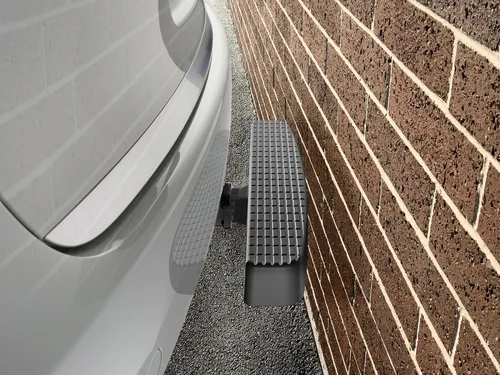 Vista 6 de WeatherTech BumpStep XL con herrajes estándar niquelados