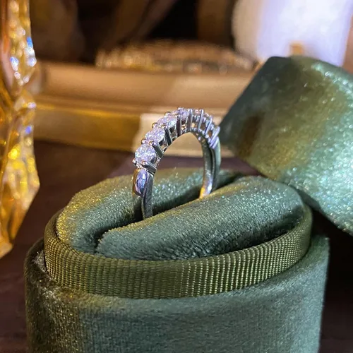 Vista 8 de IRROYA Anillos de boda de moissanita genuina para mujer, 7 piedras, corte redondo, 0.70 quilates, anillos de boda de moissanita para mujer, chapados