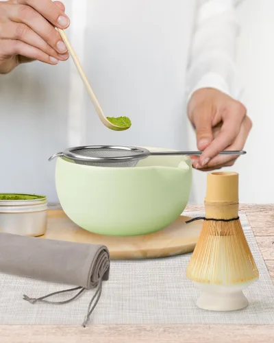 Vista 9 de Joiish Juego de batidor matcha, kit de 5 piezas, tazón de cerámica con asa y soporte, batidor de bambú, tamiz, cuchara, herramientas tradicionales