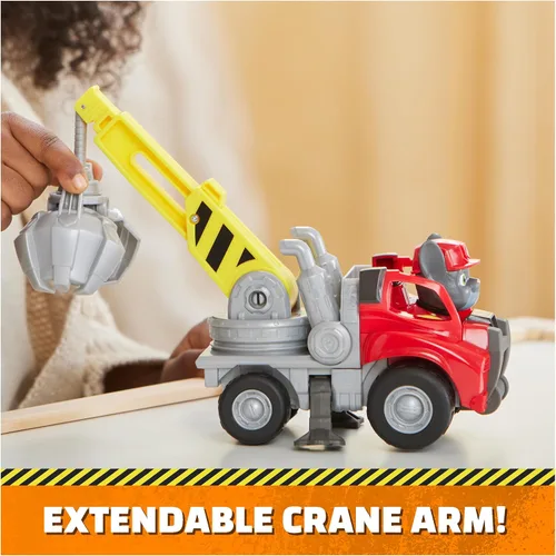 Vista 4 de Rubble & Crew, camión juguete Charger’s Crane Grabber con partes móviles y una figura de acción coleccionable, juguetes para niños mayores de 3 años