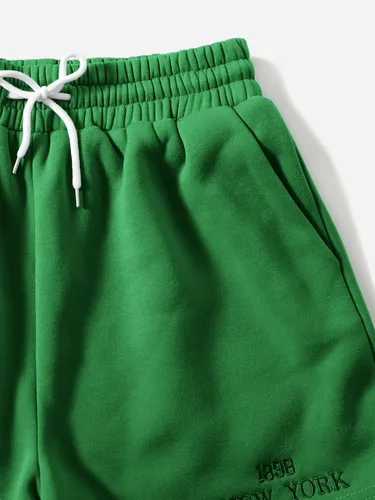 Vista 5 de GORGLITTER Conjunto de dos piezas de otoño para mujer, conjunto gráfico de sudadera con cuello redondo y pantalones cortos