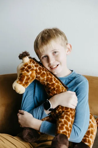 Vista 5 de The Petting Zoo Peluche de jirafa, regalos para niños, animales salvajes del zoológico Onez, juguete de peluche jumbo de jirafa de 24 pulgadas