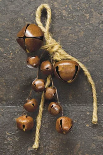 Vista 3 de Adornos de cascabel oxidado Juego de 6 piezas Cada racimo tiene 10 campanas en colgador de yute