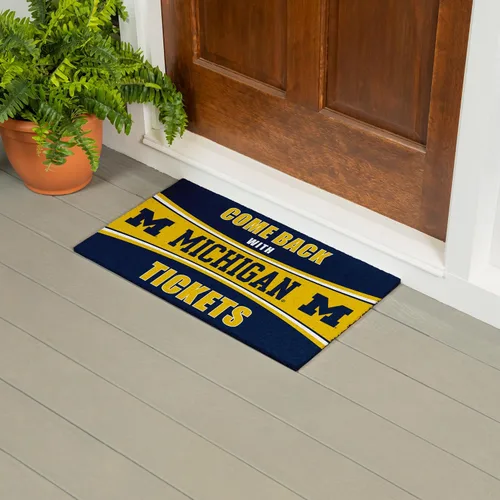 Vista 2 de Team Sports America Universidad de Michigan Entrada interior y exterior 28 x 16 pulgadas Parte trasera antideslizante Tapetes de bienvenida