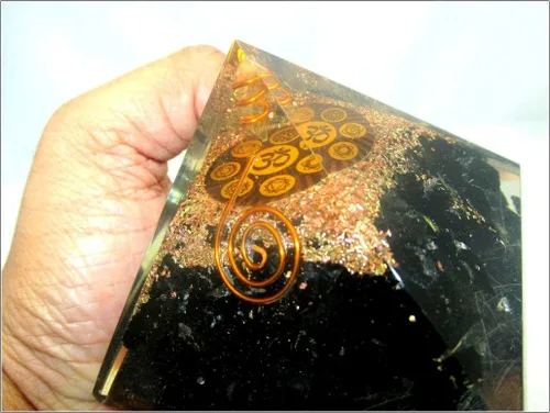 Vista 6 de Jet Turmalina Orgón Aum Pirámide Chakra Equilibrio de 2.5 pulgadas Natural Cargado Armonizador Energía Activación 3er Ojo Meditación Vastu Curación