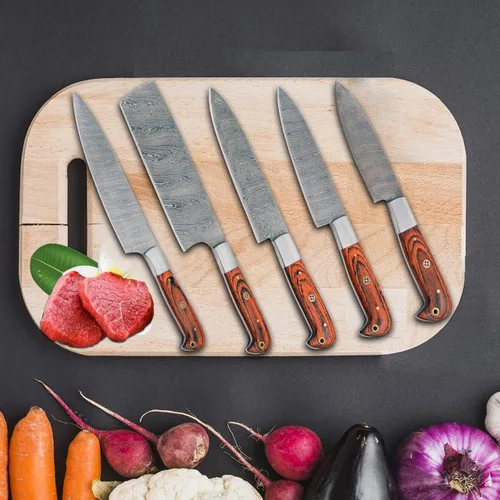 Vista 2 de Damasco - Juego de cuchillos de chef de cocina de 6 piezas, cuchillas completas de espiga marrón y azul, mango de madera de Pakka con funda de cuero