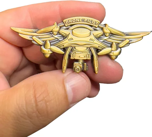 Vista 2 de GL12-006 oro 3D tamaño completo UAS FAA comercial Drone Pilot Wings pin