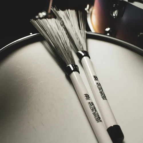 Vista 5 de Brocha clásica para cajón con mango de vinilo flexible Meinl Percussion CB1 14, 1/4", par (video)