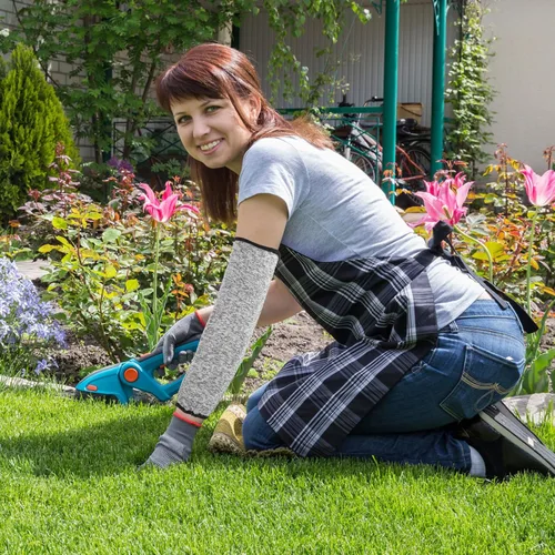 Vista 4 de Mangas de brazo resistentes a cortes de 13.8 in, cubierta de protección de antebrazo Hppe grado 5, funda protectora anticortes para carpintería