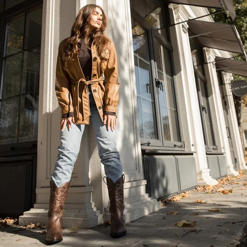 Vista 5 de Rollda Botas vaqueras occidentales para mujer con punta puntiaguda, botas vaqueras de media pantorrilla, botas de moda bordadas con tacón grueso