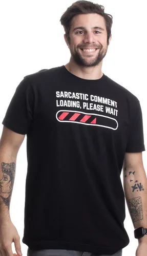 Vista 2 de Comentario Sarcástico en inglés Cargando Por Favor Espere divertido humor sarcástico para hombres y mujeres en una camiseta.