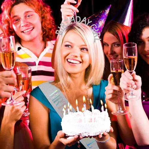 Vista 18 de Coronas de cumpleaños para mujer con banda de feliz cumpleaños para niña, accesorios brillantes de diamantes de imitación, recuerdos de fiesta
