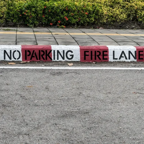 Vista 7 de Tinlade Plantillas de carril de incendios de letras sin estacionamiento de 4 pulgadas para bordillos de estacionamiento, plantillas de pintura