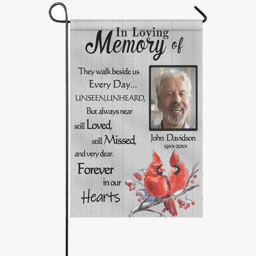Vista 8 de Bandera conmemorativa personalizada para jardín, en memoria amorosa, bandera de condolencias personalizada con nombre y fecha de foto, banderas
