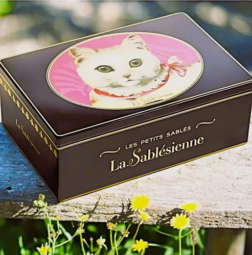 Vista 2 de La Sablésienne, White Cat (Chat Blanc) - Lata de metal decorativa de galletas de mantequilla francesa pura con chispas de chocolate, 8.8 onzas