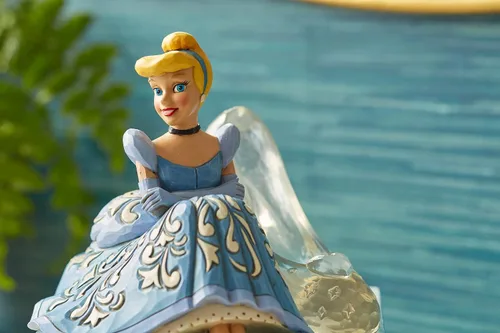 Vista 2 de Enesco Jim Shore Disney Traditions - Figura de Cenicienta con pantuflas de cristal, 5.39 pulgadas, multicolor
