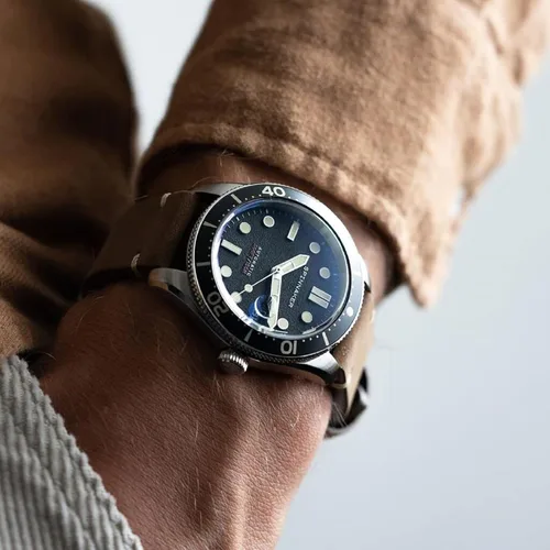 Vista 4 de Spinnaker Croft Reloj de buceo automático para hombre, caja de acero inoxidable de 1.575 pulgadas, correa de acero inoxidable, resistente al agua