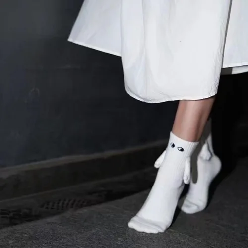 Vista 3 de UAURORAO Calcetines de pareja de muñecas 3D para mujeres y hombres, calcetines divertidos para sostener las manos en la mano, calcetines de amistad