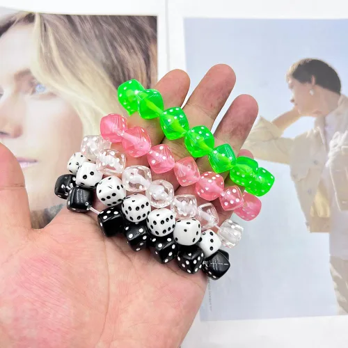 Vista 7 de rgwtgkyh Pulsera de dados para mujeres y hombres, color verde, rosa, negro, pulseras elásticas de dados acrílicos para niños y niñas, regalos