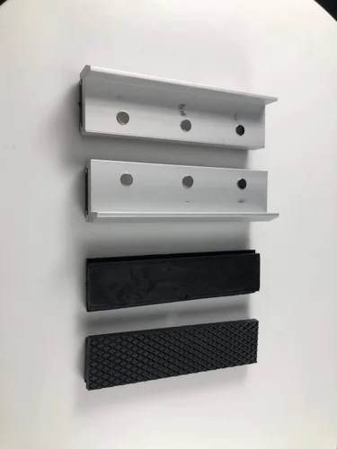 Vista 3 de Mordazas de tornillo de banco suave de goma de aleación de aluminio con bloques magnéticos fuertes, se venden con un par de goma de repuesto