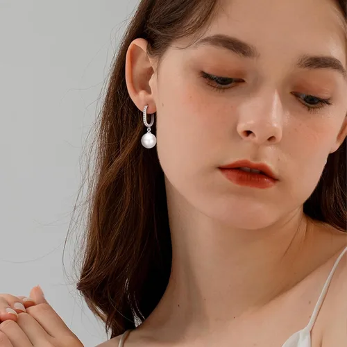Vista 6 de Awinesn Aretes de perlas de oro para mujeres y niñas, chapados en oro real de 14 quilates, aretes de gota de perlas delicados con circonita cúbica