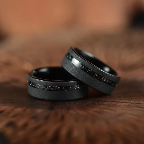 Vista 4 de Anillo de boda para hombre, tungsteno de meteorito aplastado, negro, 0.315 in