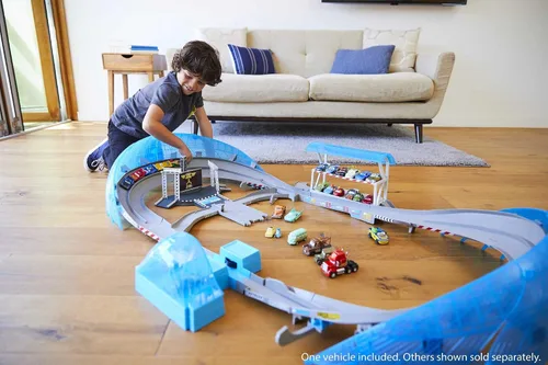 Vista 2 de Mattel Disney Pixar Cars Ultimate Florida Speedway Track Set con auto Lightning McQueen y refuerzo motorizado, 5 pies de largo, regalo de juguete