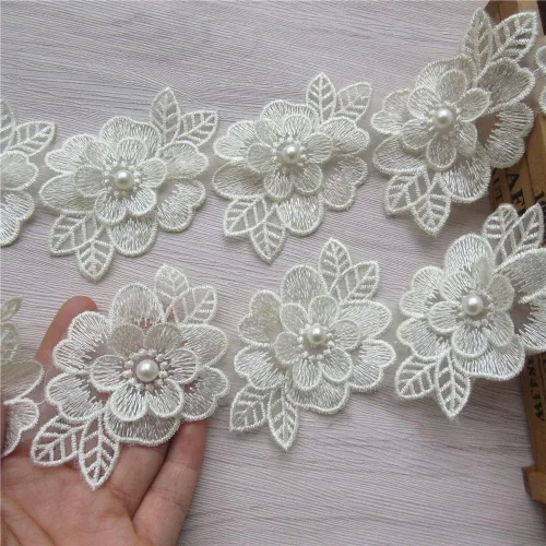 Vista 4 de 2 yardas de encaje de flores 3D con perlas bordadas, de poliéster, cinta de encaje con aplicación de patchwork para vestido de novia, manualidades
