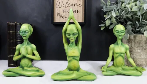 Vista 8 de Ebros Gift OVNI Sighting Green Roswell Alien ET Yoga Meditación Lotus Pose Body Mind and Soul Sitting Figurines Set de 3 criaturas extraterrestres
