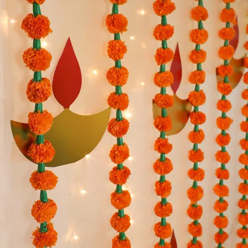 Vista 2 de Desi Favors Guirnaldas de caléndula naranja de 6 pies Guirnalda de flores artificiales Decoración de boda india Hosuewarming, guirnaldas