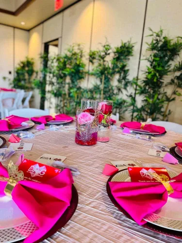 Vista 2 de YOUR CHAIR COVERS - Mantel redondo de 90 pulgadas con arrugas color rubor de tafetán – Elegante mantel brillante para bodas, fiestas y eventos