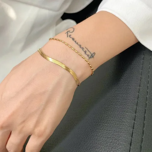 Vista 4 de Caenyo Pulseras de oro para mujer, chapadas en oro de 14 quilates, pulseras de espiga cubanas en capas, pulsera ajustable de cadena de perlas