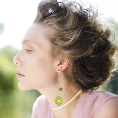 Vista 5 de Aretes de tuerca con diseño de margarita. Bonitos aretes colgantes de crisantemo con diseño de flor de sol para mujer