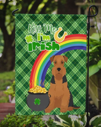 Vista 3 de Caroline's Treasures WDK4731GF - Bandera decorativa para jardín del día de San Patricio, color negro y tostado, Airedale Terrier, para jardín