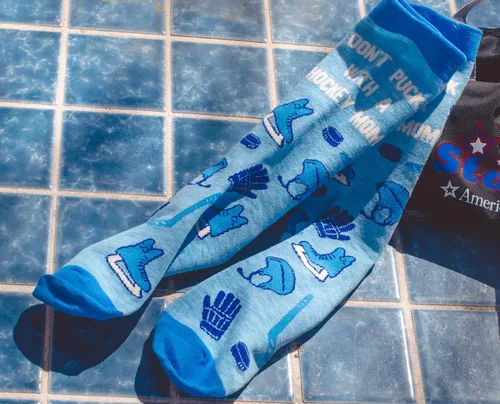Vista 7 de Calcetines divertidos con texto en inglés "Don't Puck With A Hockey Mom" para mujer, para padres y adultos, calzado loco, Azul