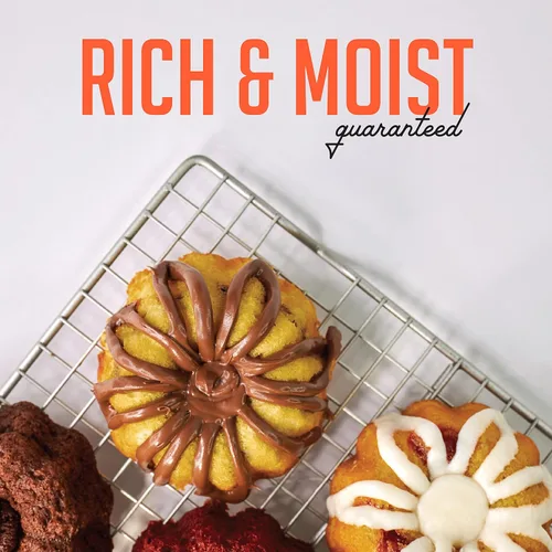 Vista 4 de Mo's - Caja mixta – Regalo perfecto de felicitación para mujeres, hombres, compañeros de trabajo, amigos y más – Fresh Mo's Bundt Cakes en una