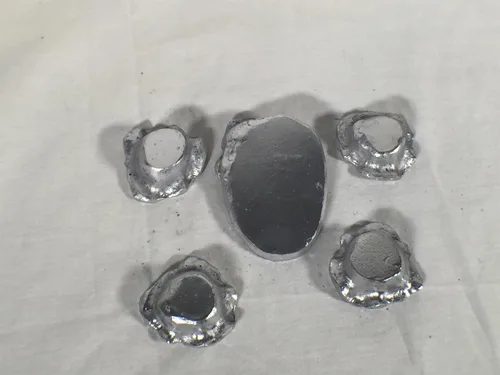 Vista 2 de Terminator 2: Judgment Day T-1000 - Juego de accesorios para película, 4 agujeros de bala líquida e insignia (plata, adulto)
