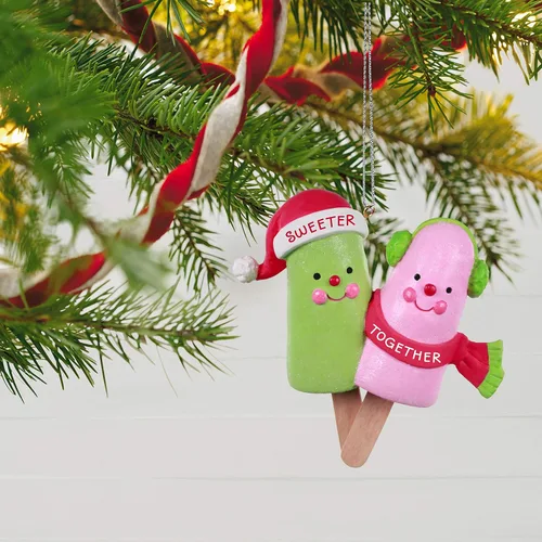 Vista 6 de Hallmark Keepsake Adorno de Navidad 2020, pareja de paletas más dulces juntas, multicolor (1599QGO1904)