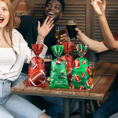 Vista 6 de Jetec 100 bolsas de celofán de fútbol americano marrón y verde, bolsas de regalo de fútbol con lazos para eventos de equipo deportivo, suministros